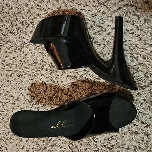 BLACK PATENT PLATFORM HEELS SIZE 12